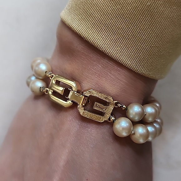 Givenchy 1977 Gold Faux Pearl Bracelet - Picture 5 of 7